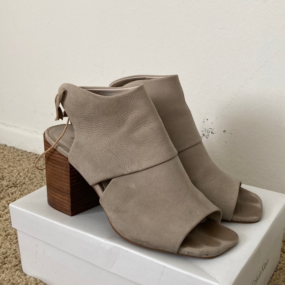 Kenneth Cole New York Shoes - Kenneth Cole Gray Mule Sandal Blacked Heels